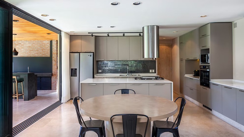 cocinas-johnson-cocina-elegante-mesa